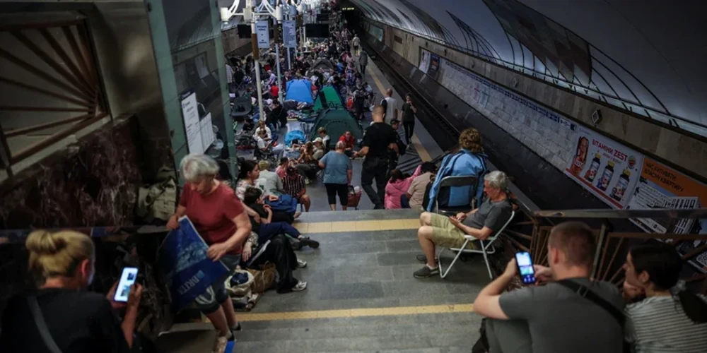 Ілюстративне фото: нічне місто під час повітряної тривоги