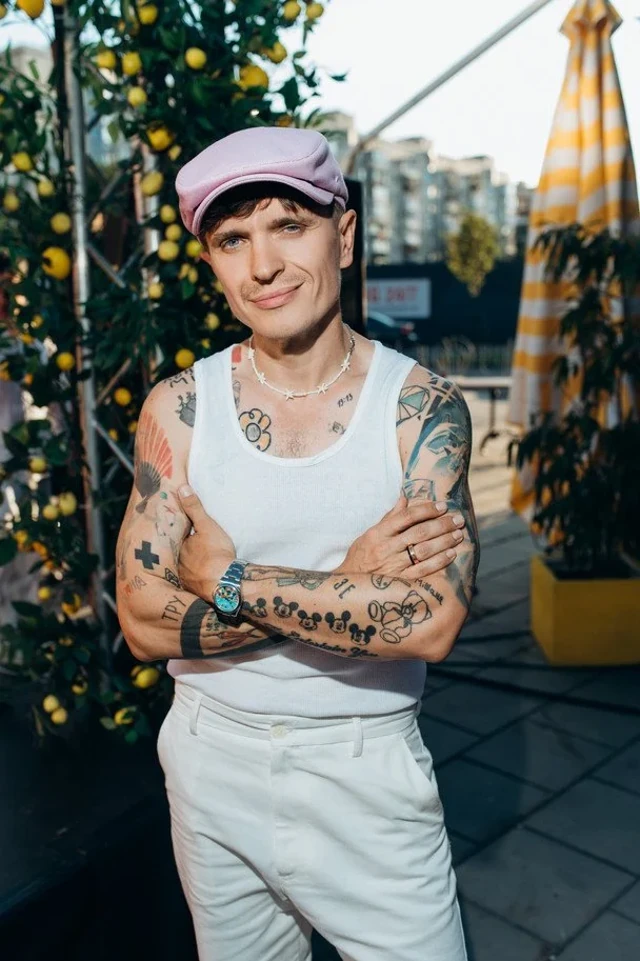 Пошкоджений ретро-кабріолет Анатолія Анатоліча зі зім'ятими бампером і крилом та червоними слідами фарби