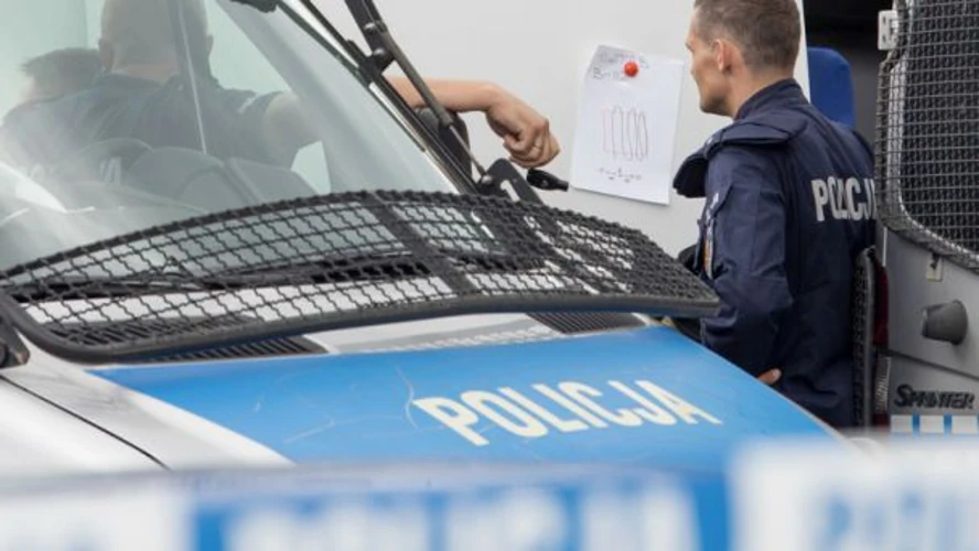 Символічне зображення поліцейського розслідування нападу з ножем у місті