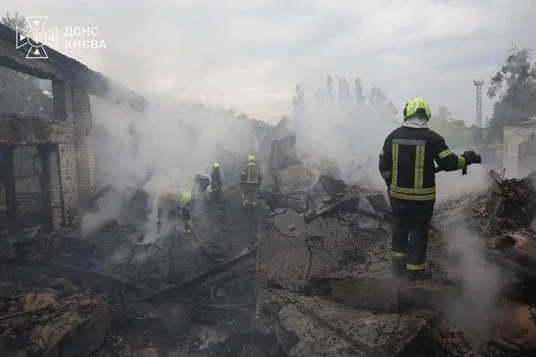 Зруйнований двоповерховий будинок у Пухівці Броварського району після удару 8 серпня