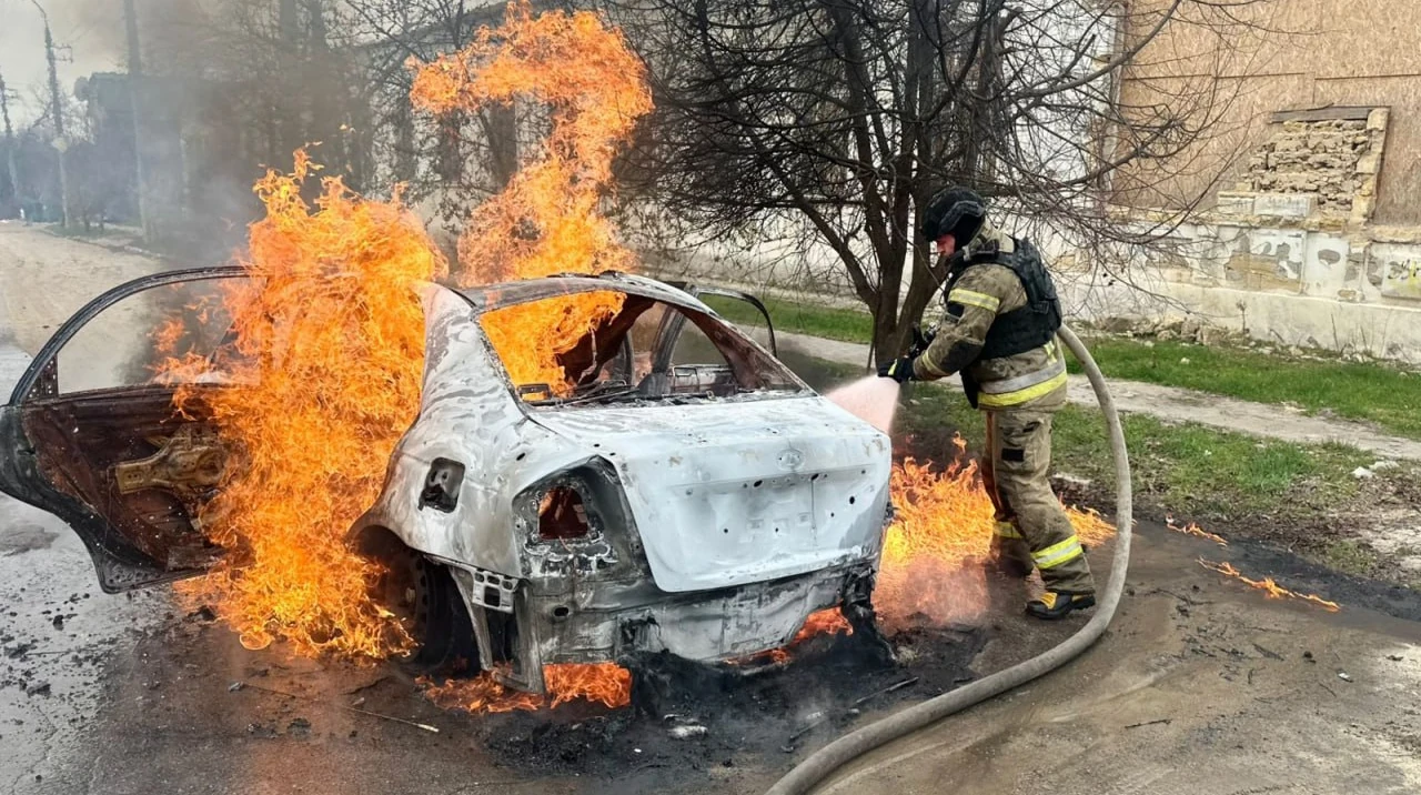 Вантажівка у Центральному районі Херсона, по якій російські окупанти вдарили безпілотником 5 серпня 2026 року