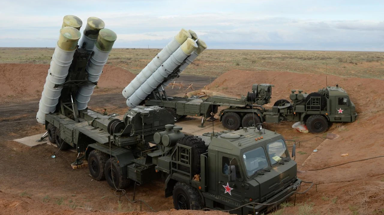 Позиція зенітно-ракетного комплексу С-400 «Тріумф», що горить після удару українських безпілотників у Геленджику