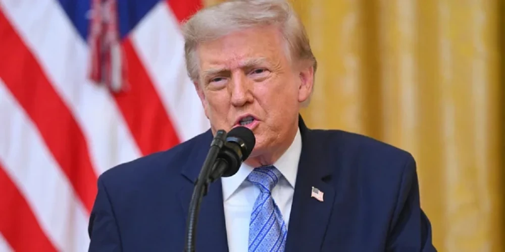 Дональд Трамп підписує документи щодо мит на товари з Канади