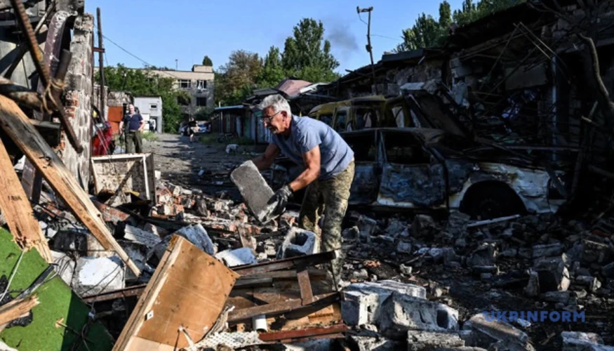 Рятувальники ліквідовують пожежу на місці влучання в Запоріжжі після нічного ракетного удару 11 серпня 2026 року