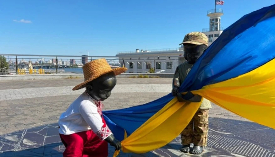 Скульптури Кия, Щека, Хорива та Либідь у святкових костюмах і вишитих сорочках на Поштовій площі