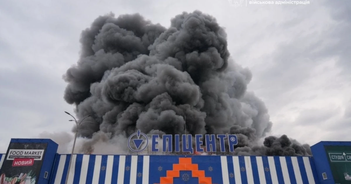 Пошкоджена будівля «Епіцентру» в Запоріжжі після удару 28 серпня, масштабна пожежа.