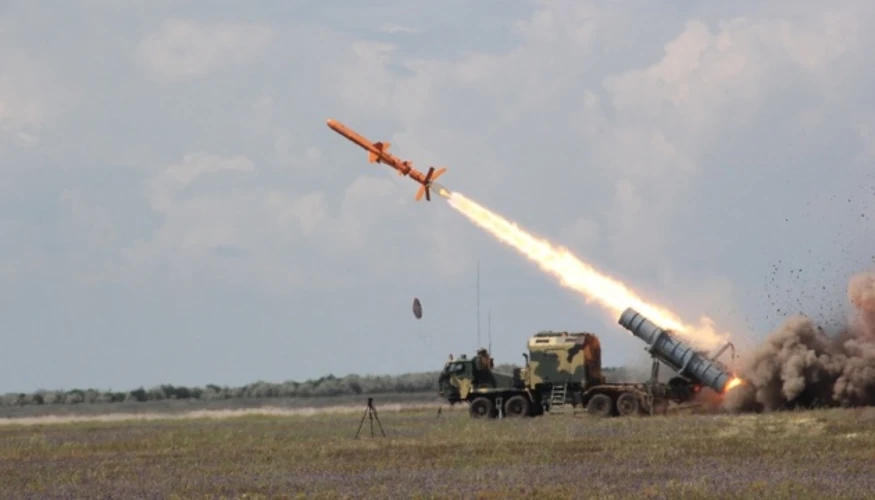 Пожежа та пошкоджені виробничі будівлі Азовського оптико-механічного заводу в місті Азов Ростовської області