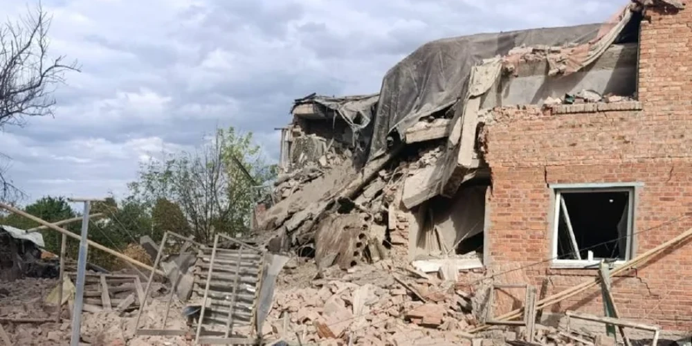 Частково зруйнований двоповерховий багатоквартирний житловий будинок у Леб'яжому після удару 26 вересня 2026 року