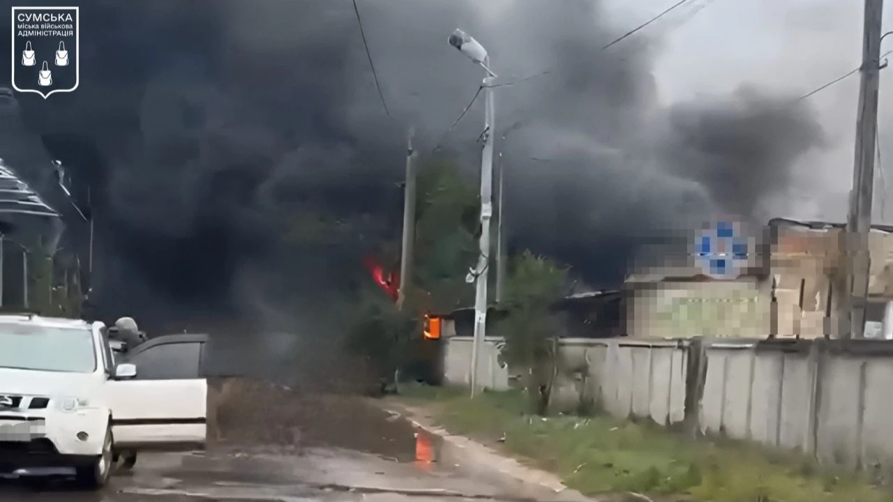 Наслідки удару трьома КАБами по Зарічному району Сум: пошкоджені будинки, авто та масштабна пожежа