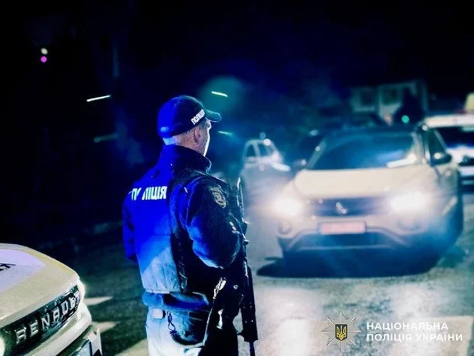 Місце подвійного вбивства у квартирі на вулиці Олексія Береста у Вінниці (з ножовими пораненнями жертв)