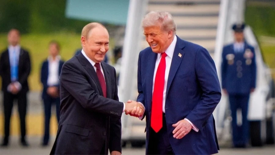 Дональд Трамп на тлі газопроводу