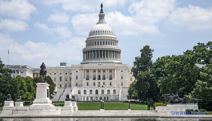 Сенатори США біля будівлі Конгресу з листом щодо розслідування збою Starlink